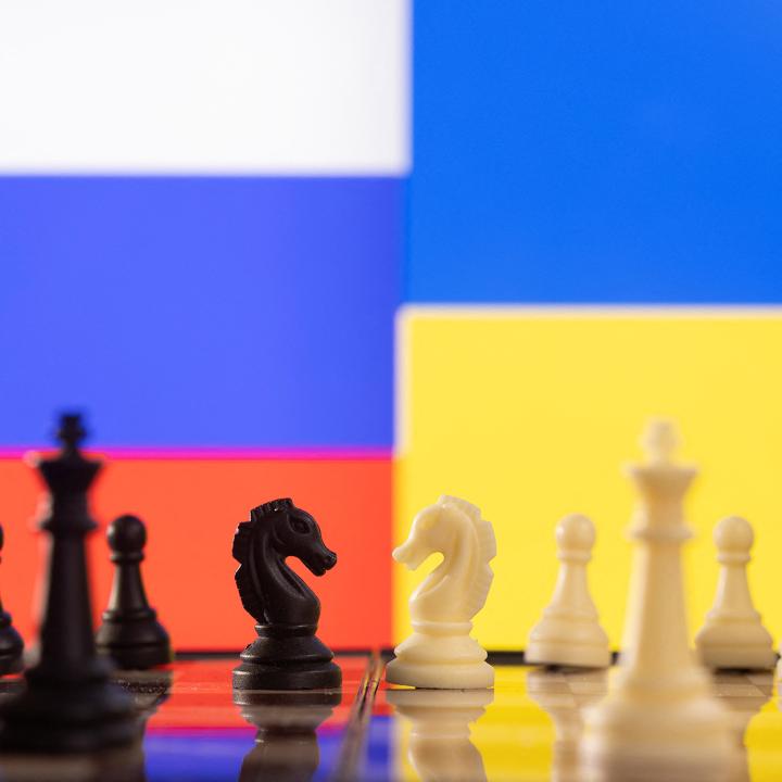 Illustration of chess pieces and the Russian and Ukrainian flags - source: Reuters