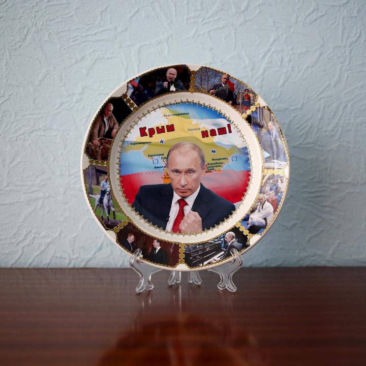 A souvenir plate depicting Russian President Putin and Crimea - source: Reuters