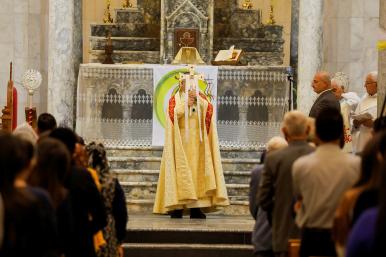 A priest leads an Easter mass at the Grand Immaculate Church in Al-Hamdaniya, Iraq, April 9, 2023 - source: Reuters