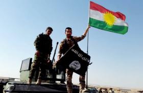 Peshmerga fighters throwing away ISIS flag