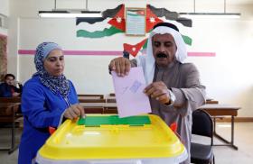 A Jordanian man casts his ballot in parliamentary elections in September 2016 - source: Reuters